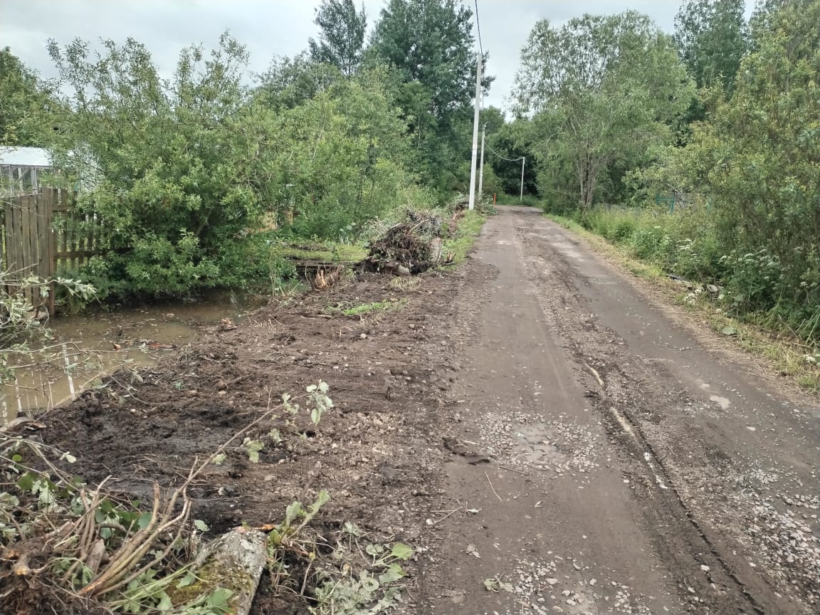 Ведутся работы по корчеванию корней на центральной дороге